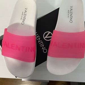 .Woman 9 Valentino sandal runs a bit small a 8 1/2 foot would fit perfect